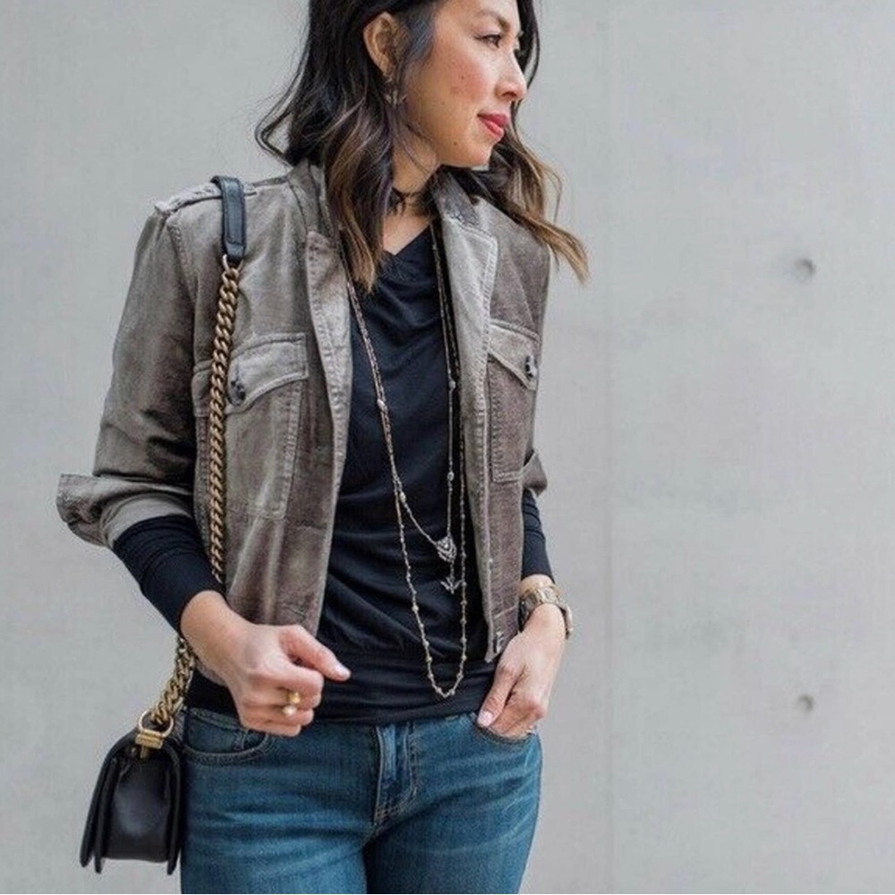 Cabi Sunday Topper Velvet Jacket Style
3377 Taupe